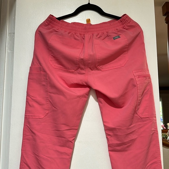 FIGS Women's Pink Scrub Set - Picture 7 of 8